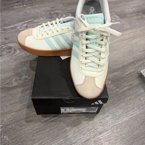 NWT Adidas VL Court Base Sneakers – JI1767 – Size 7 women’s